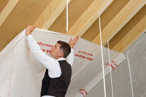  Rohrdurchdringungen und Fensteranschlüsse müssen luftdicht verklebt werden. Geeignet sind vor allem dafür vorgesehene Spezial-KlebebänderFoto: Siga 