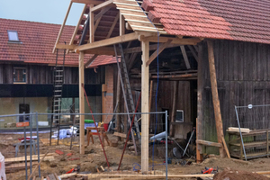  Eine Art Schuppen ragt in den Innenhof hinein, hier wurde das Dach saniert und der Giebel verlängert  Foto: Martina Egger 