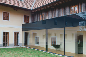  Blick auf das Haupthaus mit dem verglasten Erschließungsgang Foto: Martina Egger 