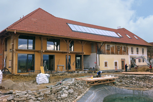  Blick von Süden. Durch die großen Fenster und die Solaranlage werden solare Energieeinträgeerzielt, links der neue Kubus Foto: Martina Egger 