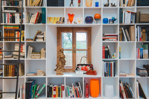  Die Bücherwand wurde um das bestehende Fenster herumgebaut Foto: Martina Egger 