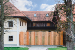  Der Dreiseitenhof ist durch den Schuppen und den Staktenzaun fast geschlossen  Foto: Martina Egger 