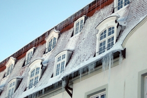  Das Schloss Lautrach vor der Installation einer Heizung: Schnee und Eis stauen sich auf dem Dach 