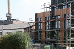  Arbeit an der Fassade, im Hintergrund das Fagus-Werk Foto: Fagus-GreCon Greten GmbH  