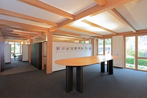  Innenansichten des neuen Bürogebäudes. Auch die Bürotische sind aus BauBuche gefertigt Foto: Carsten Janssen 