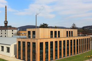  Das neue GreCon-Kundenzentrum mit dem historischen Fagus-Werk im Hintergrund Foto: Carsten Janssen 
