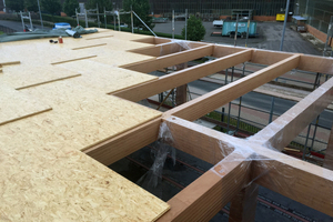  Scheibenausbildung mit zwei Lagen OSB4-Platten. Die Lagen wurden miteinander vernagelt, die Stöße verleimt Foto: Koch-Bau 