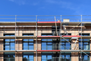  Die Red-Cederleisten wurden von den Zimmerleuten mit Edelstahlschrauben auf die UK der Fassade befestigt Foto: Fagus-GreCon Greten GmbH  