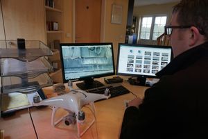  Die Fotos von der Drohne werden später am PC ausgewertet 