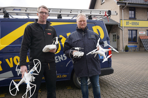  Dachdeckermeister Thomas Potthast (links) und Jens Eickmeyer, Inhaber der Dächer von Hunold GmbH, mit ihrer alten (links) und neuen (rechts) DJI Phantom Drohne Foto: Stephan Thomas 