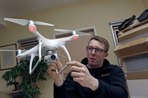  Dachdeckermeister Thomas Potthast mit seiner DJI Phantom 4 Drohne im Büro der Dächer von Hunold GmbH in Detmold 