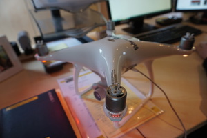  Die Fotos von der DJI Phantom 4 Drohne werden per USB-Kabel auf den Computer übertragen<br /> 
