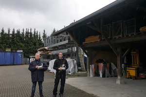  Jens Eickmeyer, Inhaber der Dächer von Hunold GmbH (links) und Thomas Potthast, Dachdeckermeister im gleichen Betrieb, mit ihrer DJI Phantom Drohne Foto: Rüdiger Sinn 