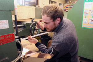  Malte Friese arbeitet an der Tafelschere. An seiner Ausbildung gefällt ihm, dass er den ganzen Tag in Bewegung ist 