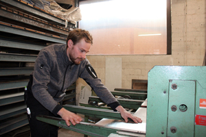  Malte schneidet Bleche in der Werkstatt seines Ausbildungsbetriebs in Münster 