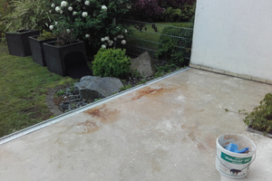  An der Kante der Außenfläche wird ein Drainprofil verlegt 