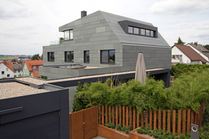  So sieht das Wohnhaus im fertigen Zustand aus. An Garage und Eingangsbereich sind Aluminiumverbundplatten montiert Foto: Rathscheck Schiefer 