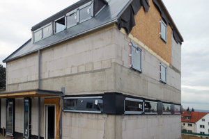  Das Haus als Rohbau. Erdgeschoss und Obergeschoss bestehen aus Beton und Kalksandstein. Nur das Dachgeschoss ist in Holzrahmenbauweise erstellt Foto: Dach Schneider Weimar GmbH 
