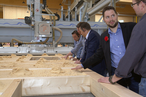  Die Besucher überzeugten sich von der Qualität des eingebrachten Dämmmaterials Foto: Rüdiger Sinn 