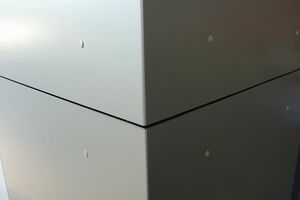  Durchgehende Fassadenplatte von Alucobond. Die Unterkonstruktion ist hier aus Holz gefertigt Foto: Alucobond 