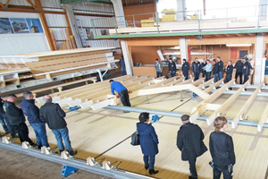  Dachhälfte mit Querbaukehle in der Vorfertigung bei Baur Holzbau 