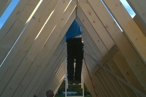 Das Dach des Hauses von Luis Blesken und Laura Löhrer entsteht, die Sparren werden gesetzt Foto: Helmut Lorenz 