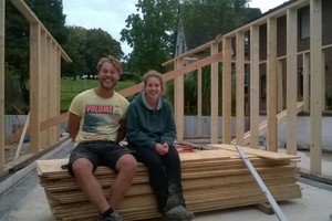  Luis Blesken und Laura Löhrer auf einem Stapel OSB Platten zum Beplanken der Holzständer ihres Hauses in Roetgen. Foto von 2014 Foto: Helmut Lorenz 