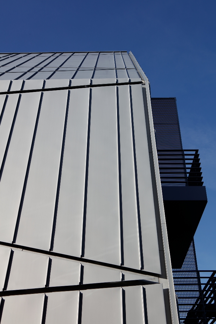 Mit diagonalen Falzen und Rinnen: Bekleidung aus Titanzink für ein ...