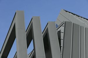  Das Detail der drei Trägerkonstruktionen lässt die Vielfalt der Zuschnitt- und Anschlusssituationen ahnen, die in enger Abstimmung zwischen Architekt, Handwerker und Fachberatung entwickelt und ausgeführt wurden Foto: Rheinzink 