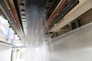  ... lassen sich sogar Mantel und Kern von einzelnen Fasern eines Spinnvlieses aus verschiedenen Materialien herstellen Foto: Dörken GmbH & Co. KG 