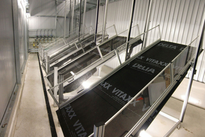  Nach der Produktion müssen die Unterdeckbahnen einige Tests durchlaufen, etwa einen Beregnungstest, um zu sehen, ob die Verklebung im Überlappungsbereich wasserfest ist Foto: Dörken GmbH & Co. KG 
