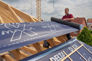  Nach der Produktion werden die Unterdeckbahnen von Dörken auf dem Dach verlegt Foto: Dörken GmbH & Co. KG 