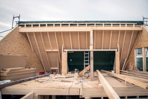  Wohnraum unter dem Dach entsteht. Der neue Hauptbau des Daches von innen, die zweite Dachhälfte und Querbau fehlen noch Foto: Christina Just 