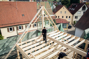  Stattdessen enstand ein Pfettendach, das durch drei Auflager an First- und Mittelpfetten gestützt wird Foto: Christina Just 