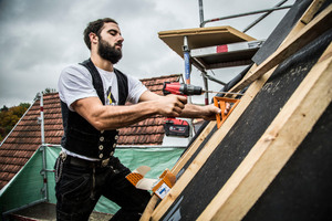  Um die Schraube im richtigen Winkel einzuschrauben, nutzte Zimmerermeister Herbrich die Heco-Einschraubhilfe# Foto: Christina Just 