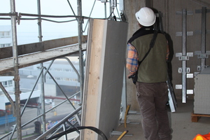  Der Raupenkran hebt die Holzelemente an und setzt sie in die richtige Position Foto: Fermacell  