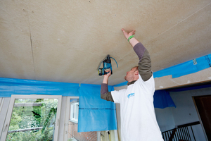  Am Fußboden wurden OSB-Platten gegen Trockenestrichelemente ausgetauscht, die vorhandenen OSB-Deckenplatten verkleidete man mit Gipsfaserplatten 