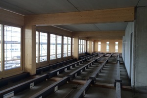  Die Deckenelemente des Herstellers Slimline Buildings bestehen aus statisch wirksamen Stahlträgern, die noch im Werk auf Betonfertigteilplatten platziert und mit Anhydridestrich zu einer Einheit vergossen werden. Der aufgehende Stahl bildet zugleich den A 