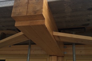  Die 10 cm starken Betonfertigteile liegen auf in den ausgeklinkten Leimholzträgern Tom Frantzen Architekten 