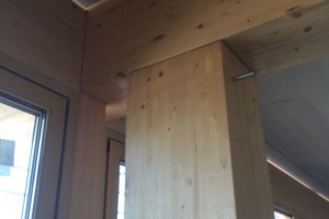  Die Leimholzbinder wurden in zwei Hälften gefertigt und mit Metallstiften zusammengefügt Tom Frantzen Architekten 