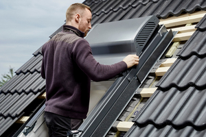  Abdeckung von Smart Ventilation mit sechs Schrauben fixieren 