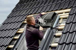  Das Hauptmodul von Smart Ventilation aufsetzen und mit vier Schrauben an der Lattung befestigen 