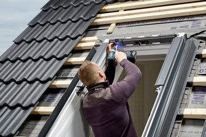  Nach Ausbau des Fensterflügels und Entfernen des Markisenkastens den Dämmkeil auf Fensteroberseite entfernen 