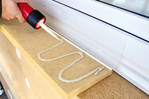  Bei den Fenstern wurde das Fensteranschluss-System ?Gutex-Implio? verbaut. Ein Vorteil des Systems ist, dass die verschiedenen Komponenten je nach Bausituation zusammengestellt werden können. Die Laibungsplatten sind schon vorverputzt. Die Komponenten sin 