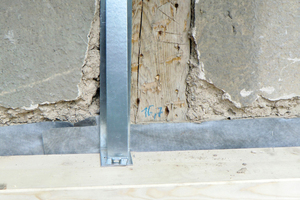  Befestigung des ?Gutex Durio?-Winkels am Bestandsfachwerk  (Foto: Gutex 