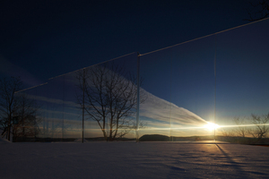  Das Casa Invisible von DMAA fügt sich in manchen Lichtmomenten und aus der richtigen Perspektive nahezu unsichtbar in die Landschaft ein Foto: Christian Brandstätter Alucobond 