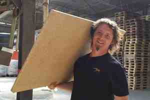  Gar nicht so schwer: Mitarbeiter Torben Kandale trägt eine Lehmbauplatte im Conluto-Werk Blomberg  