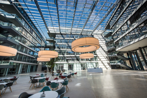  Der Innenhof der Hauptzentrale der Wirtschaftskanzlei FGS in Bonn ist mit einem Glasdach mit Stahl-Aluminiumtragkonstruktion überdacht Foto: Lamilux  