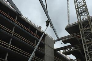  Der Innenhof der Hauptzentrale der Wirtschaftskanzlei FGS in Bonn ist mit einem Glasdach mit Stahl-Aluminiumtragkonstruktion überdacht Foto: Lamilux  
