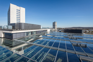  Der Innenhof der Hauptzentrale der Wirtschaftskanzlei FGS in Bonn ist mit einem Glasdach mit Stahl-Aluminiumtragkonstruktion überdacht Foto: Lamilux  